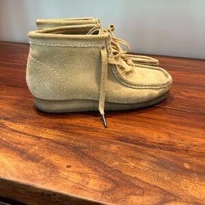 Clark Mens size 7 Wallabees